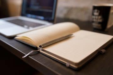 bureau de freelance avec bloc notes et laptop
