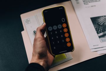 calculatrice sur smartphone pour faire sa comptabilité personnelle